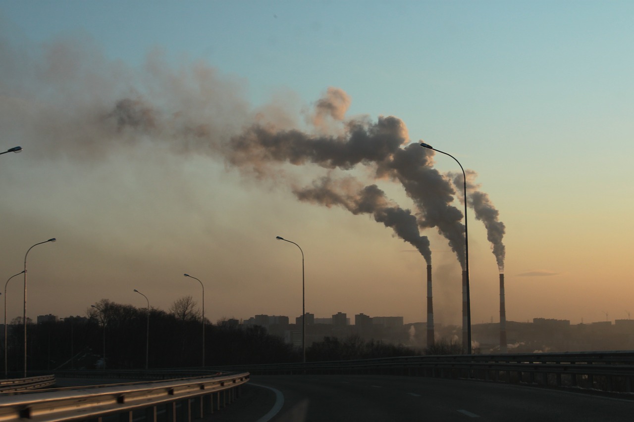 MŽP: Tempo vypúšťaných emisií do ovzdušia sa za posledné desaťročia zrýchľuje