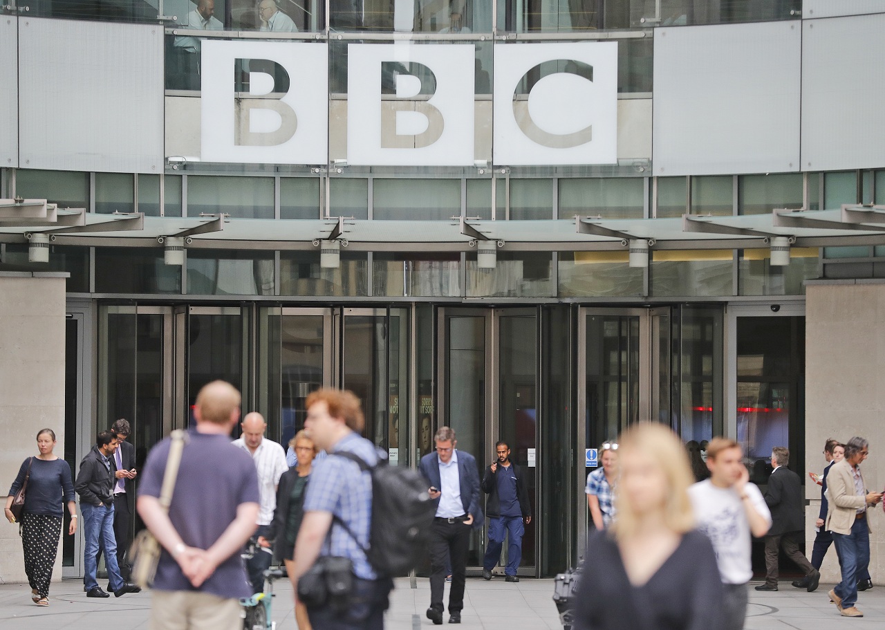 BBC čelí škandálu: Slávny moderátor mal dieťaťu zaplatiť za sexuálne fotografie