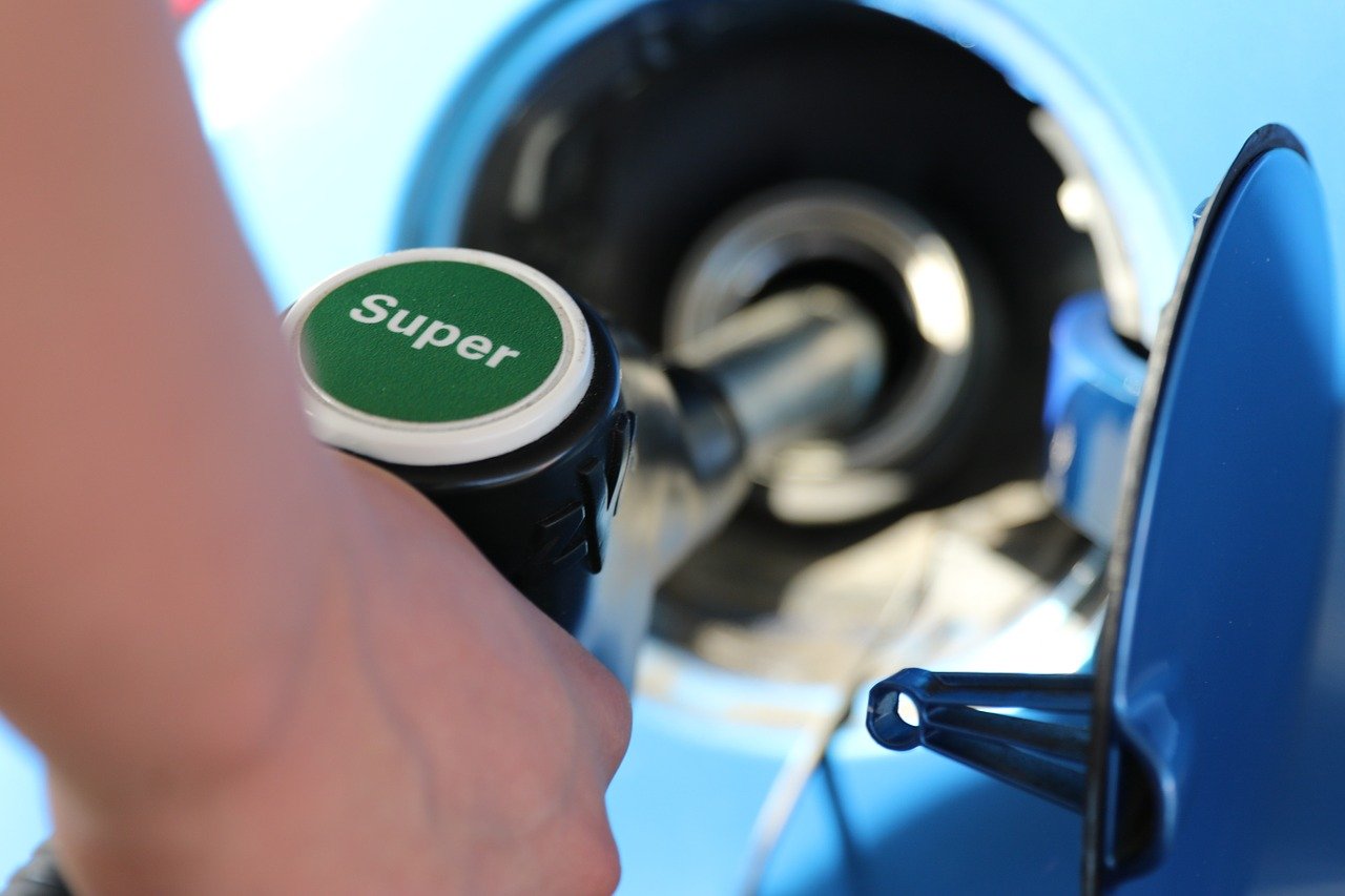 Vláda Spojeného kráľovstva bola vyzvaná, aby zrušila “škodlivý” zákaz používania benzínových áut