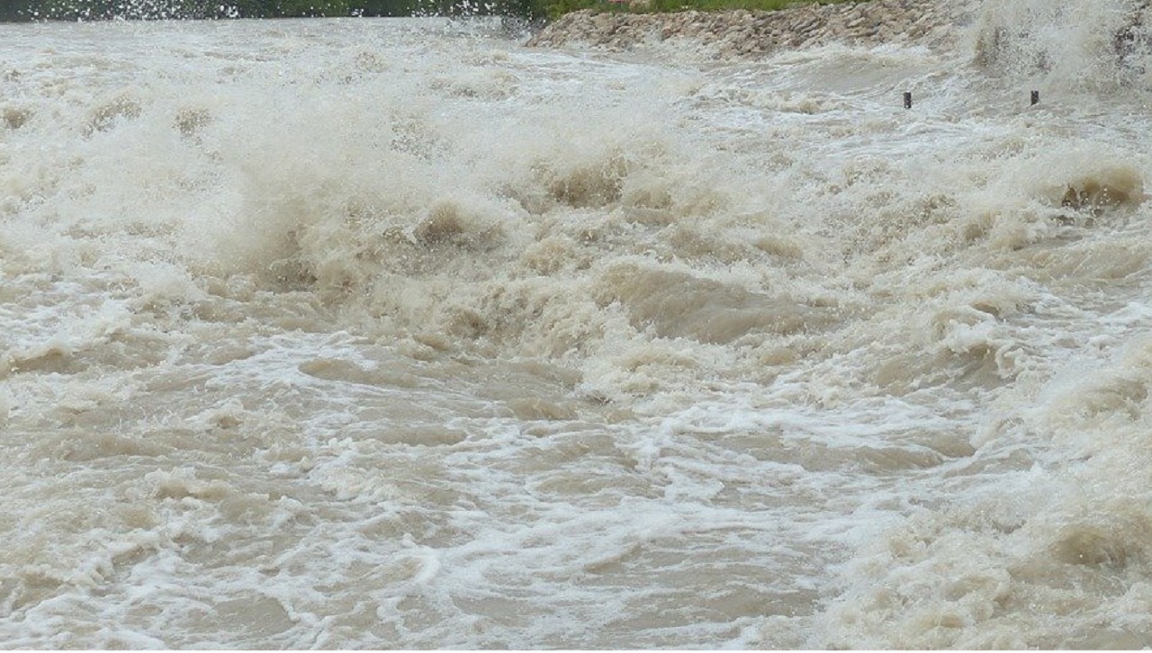 Mimoriadna situácia pre povodne je vyhlásená v desiatkach obcí