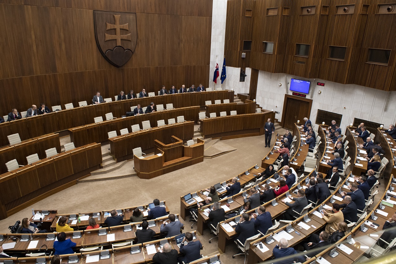 Parlament odmietol návrh na 500-eurovú odmenu za účasť vo voľbách
