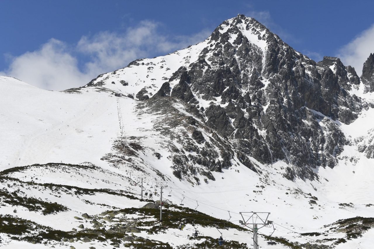 V najvyšších polohách Tatier je druhý stupeň lavínovej hrozby, vo Fatrách prvý
