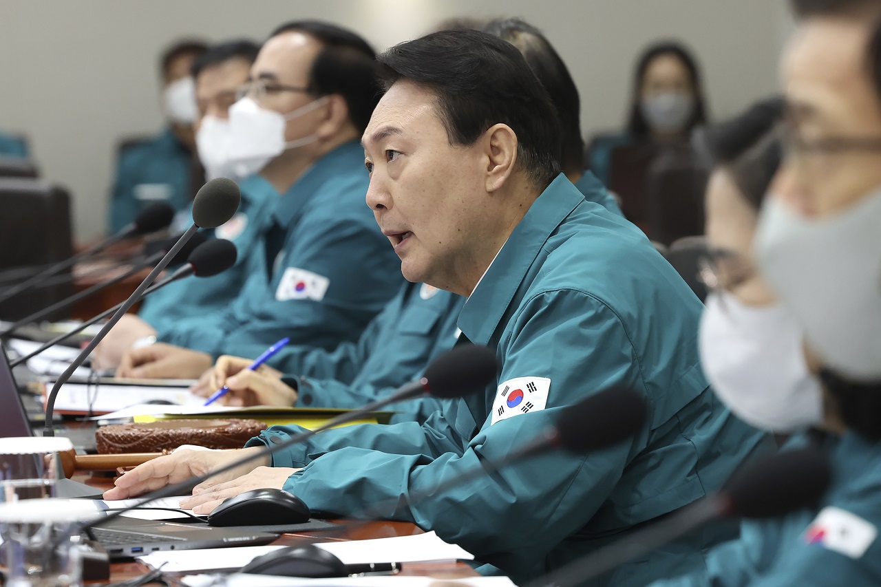 Aj na workoholickú Južnú Kóreu je plán 69-hodinového pracovného týždňa príliš