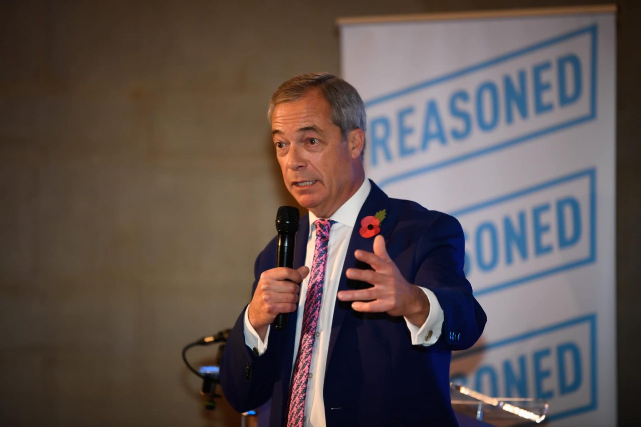 Nigel Farage: Rekordné čísla migrácie predstavujú úplné narušenie dôvery medzi voličmi a touto vládou