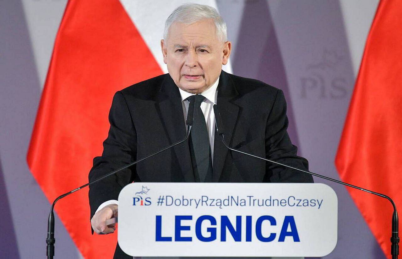 Kaczyński sa vysmieva myšlienke, že Poľsko malo radšej zostreliť bieloruské vrtuľníky