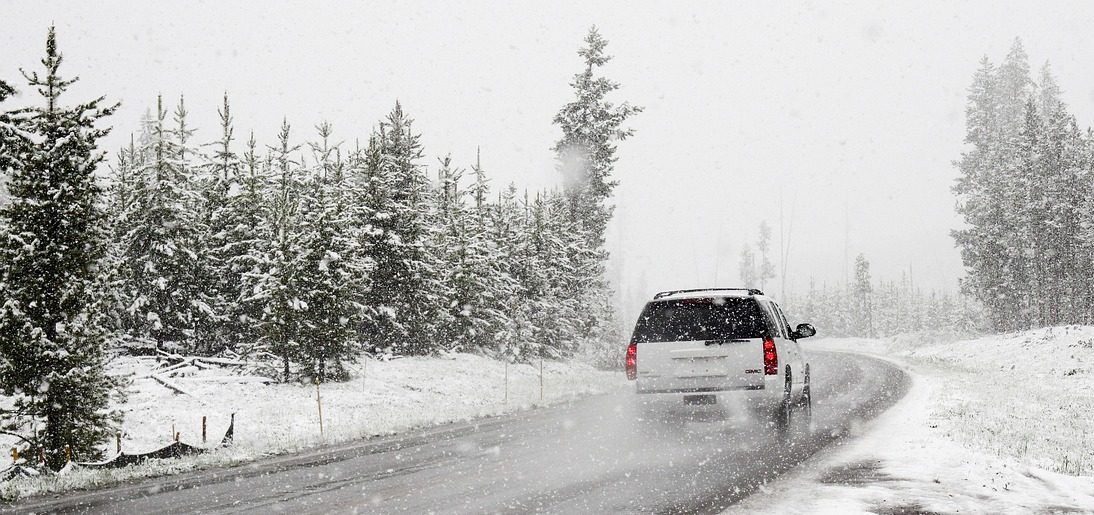 Sneženie komplikuje dopravu na východe krajiny, uzavreli viaceré úseky