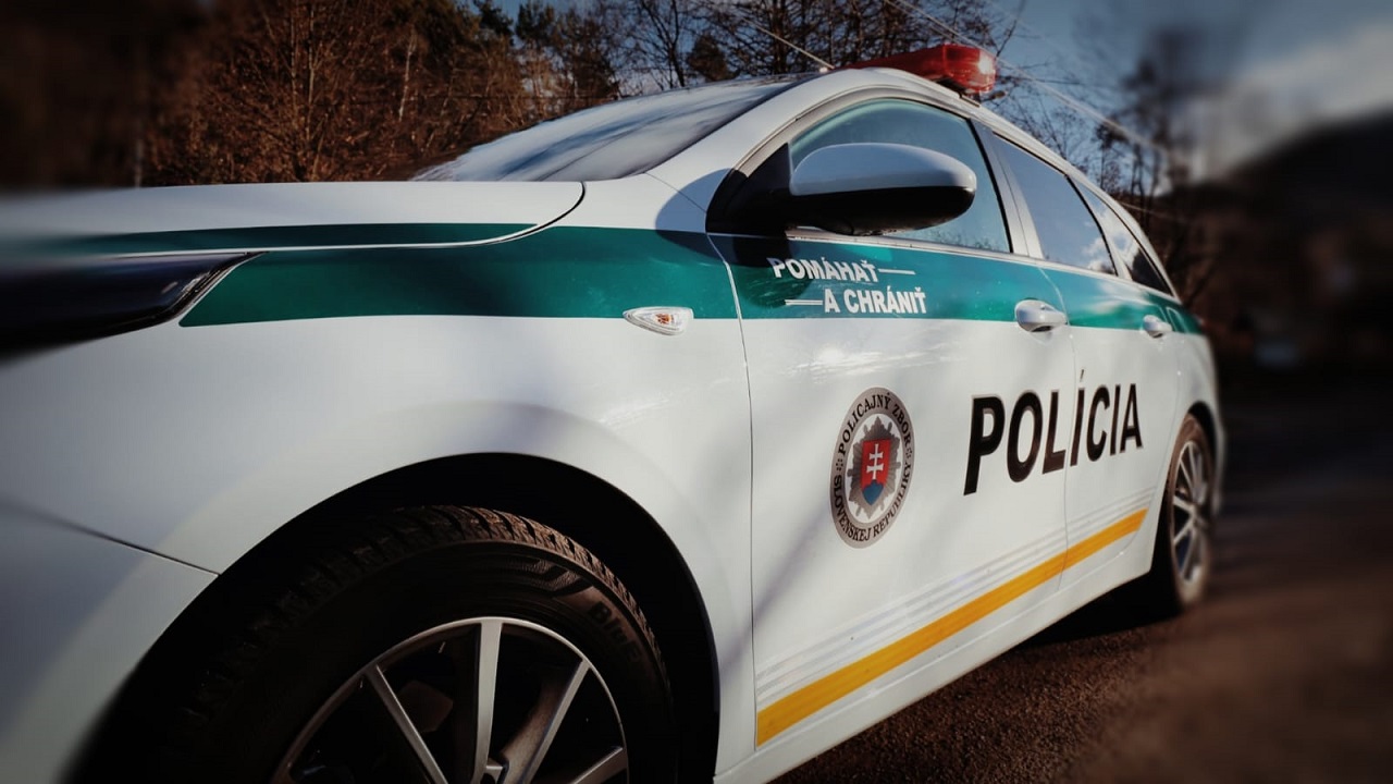Polícia vyšetruje dopravnú nehodu v Hnúšti, pri ktorej zomrelo trojročné dieťa