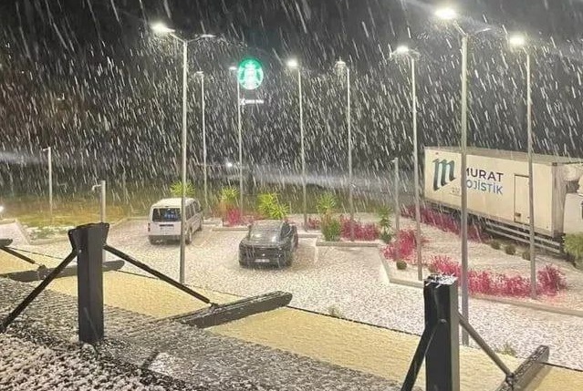 V hlavnom meste Turecka Ankare po prvýkrát tejto zimy napadol sneh.