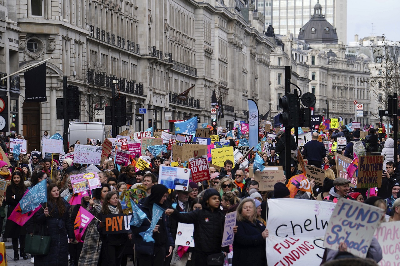 Členovia Národného vzdelávacieho odboru pochodujú počas demonštrácie štátnych zamestnancov, ktorí sa dožadujú vyšších platov a dôchodkov v Londýne 1. februára 2023