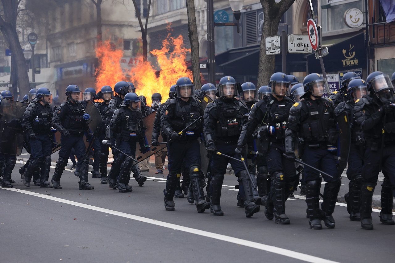 Požiar na radnici v Bordeaux. Odbory tvrdia, že na proteste sa zúčastnilo 3,5 milióna ľudí