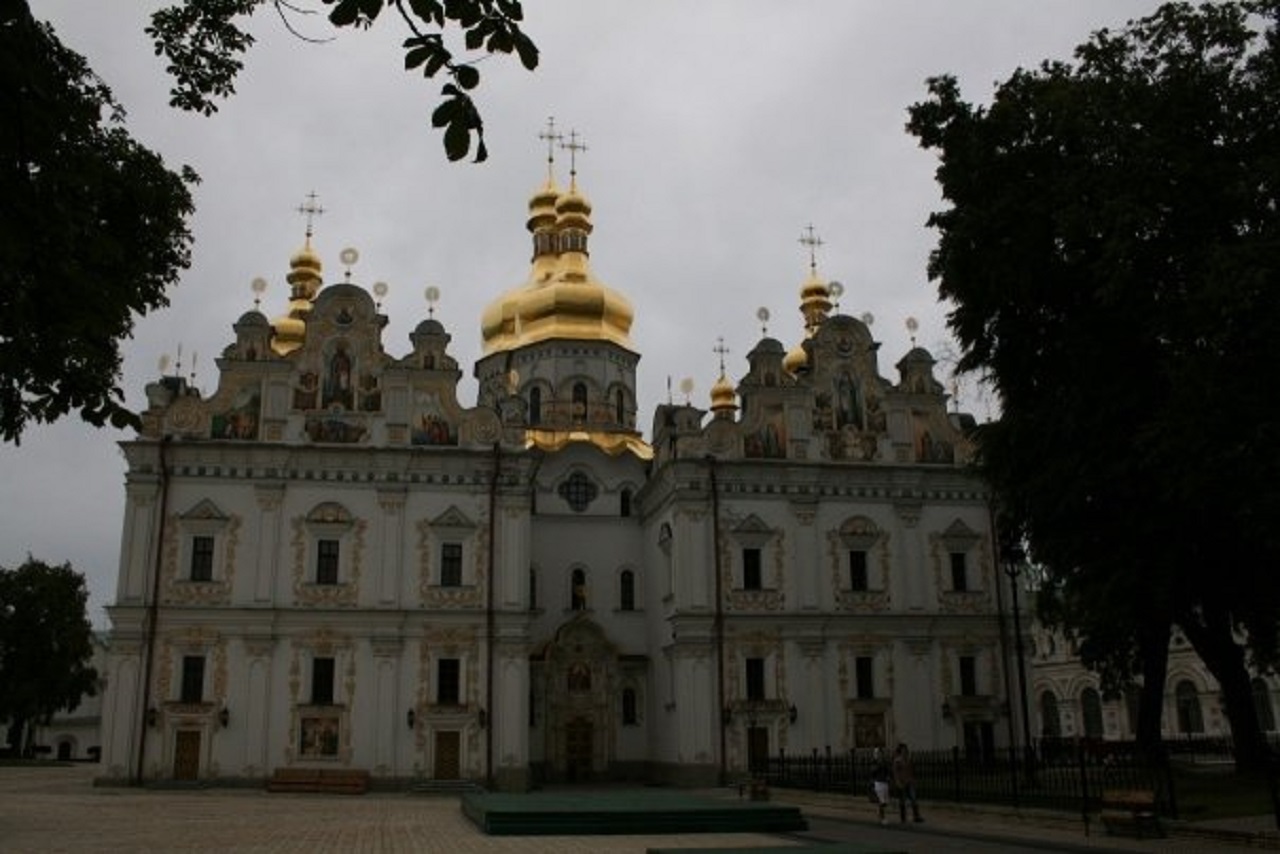 Napätie v uctievanom kláštornom komplexe v Kyjeve rastie