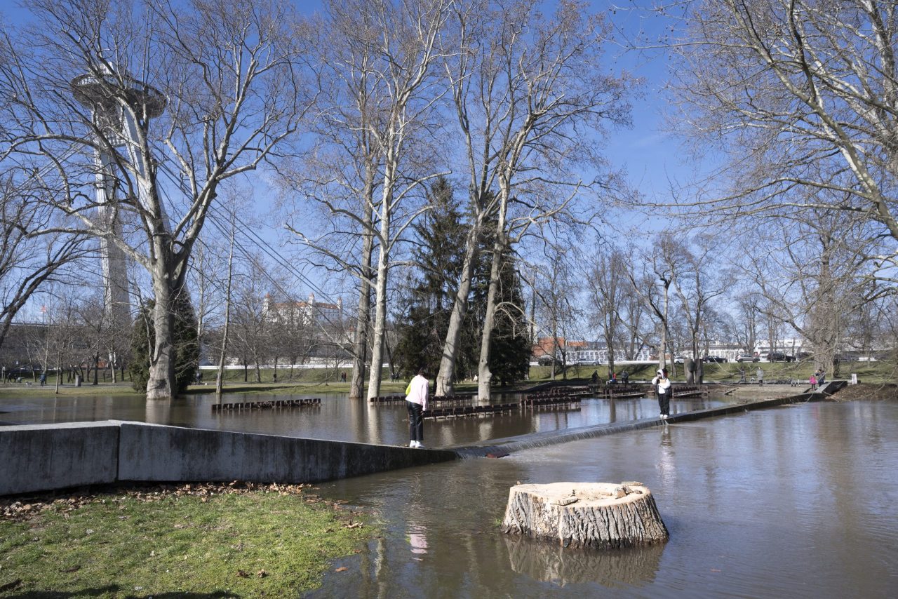 Sad Janka Kráľa a jeho okolie v Bratislave v nedeľu zaplavila voda