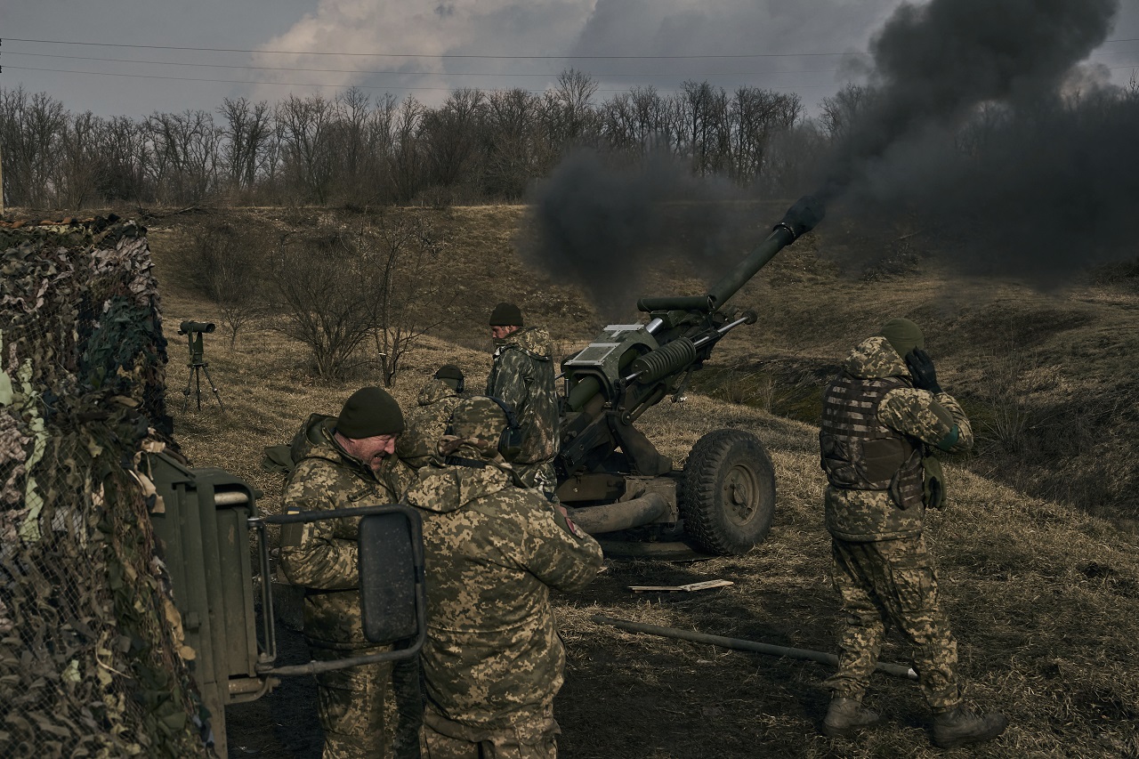Štáty EÚ sa hádajú o 1 milión delostreleckých granátov prisľúbených Ukrajine