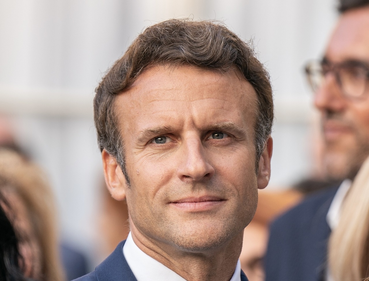 Macron a jeho ministri už nemôžu medzi ľudí