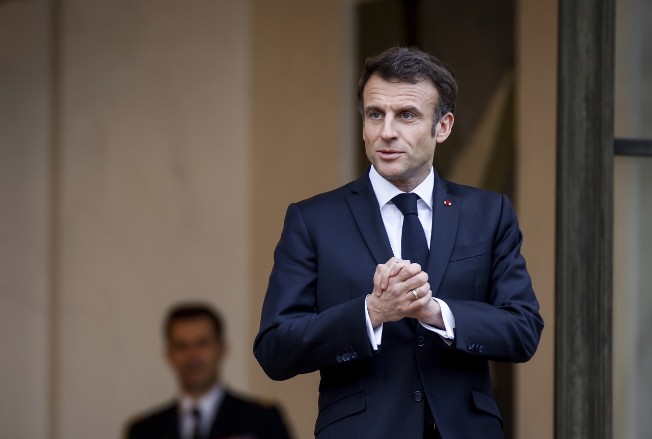 Európa musí odolať tlaku, aby sa nestala “nasledovníkom Ameriky”, tvrdí Macron