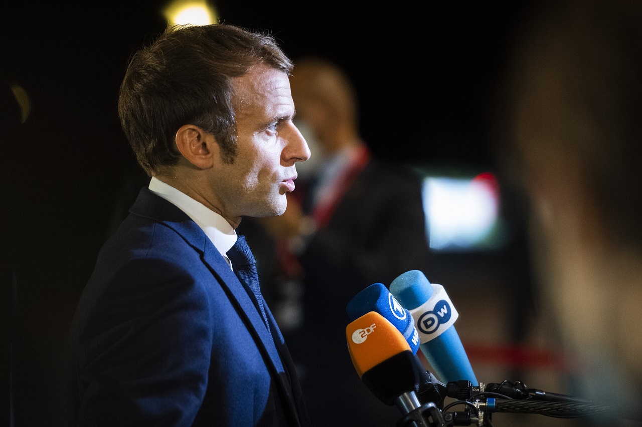 Macron tesne prežil rozhodujúce hlasovanie o nedôvere v parlamente