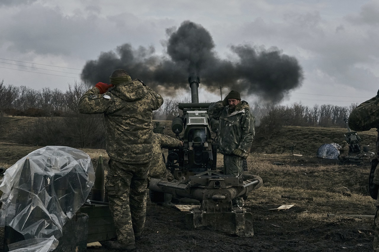 Ukrajina trpí nedostatkom kvalifikovaných vojakov a munície, straty a pesimizmus rastú