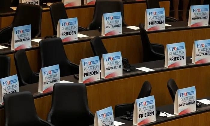 “Mier” a “neutralitu”. Skupina rakúskych poslancov opustila miestnosť počas príhovoru Zelenského