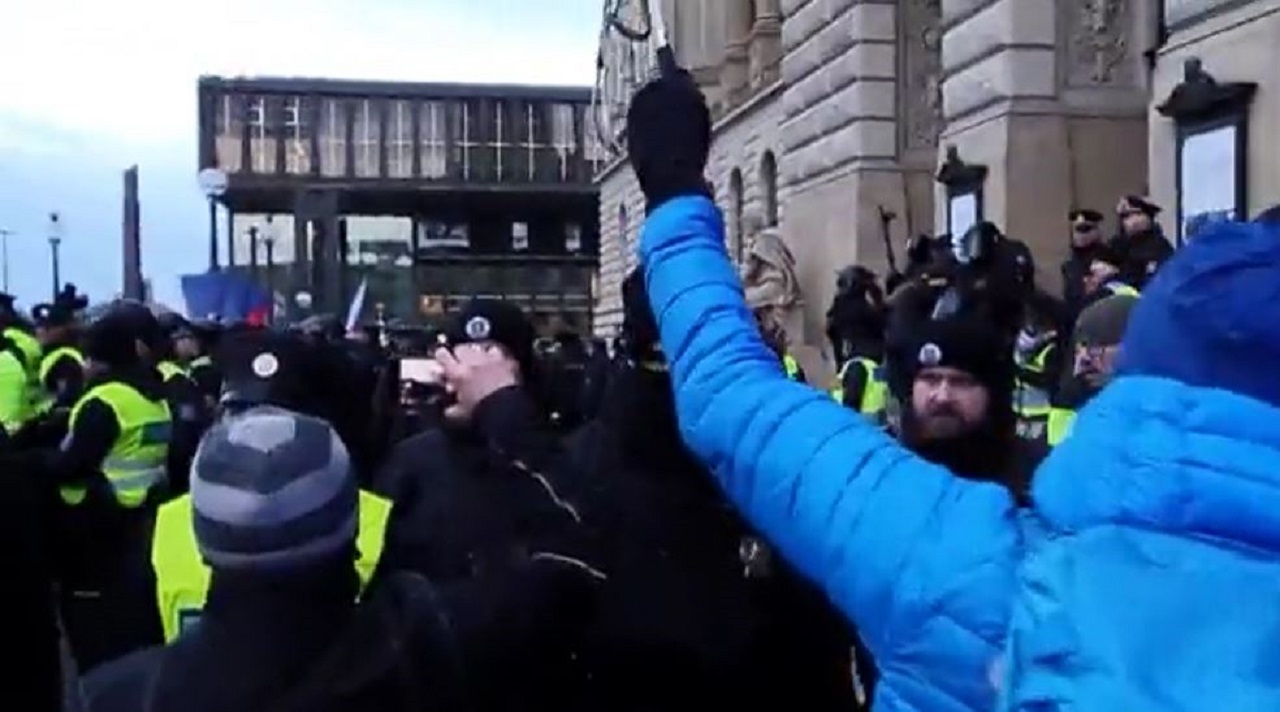 Konflikt s políciou. Pražskí demonštranti chceli strhnúť ukrajinskú vlajku na Národnom múzeu