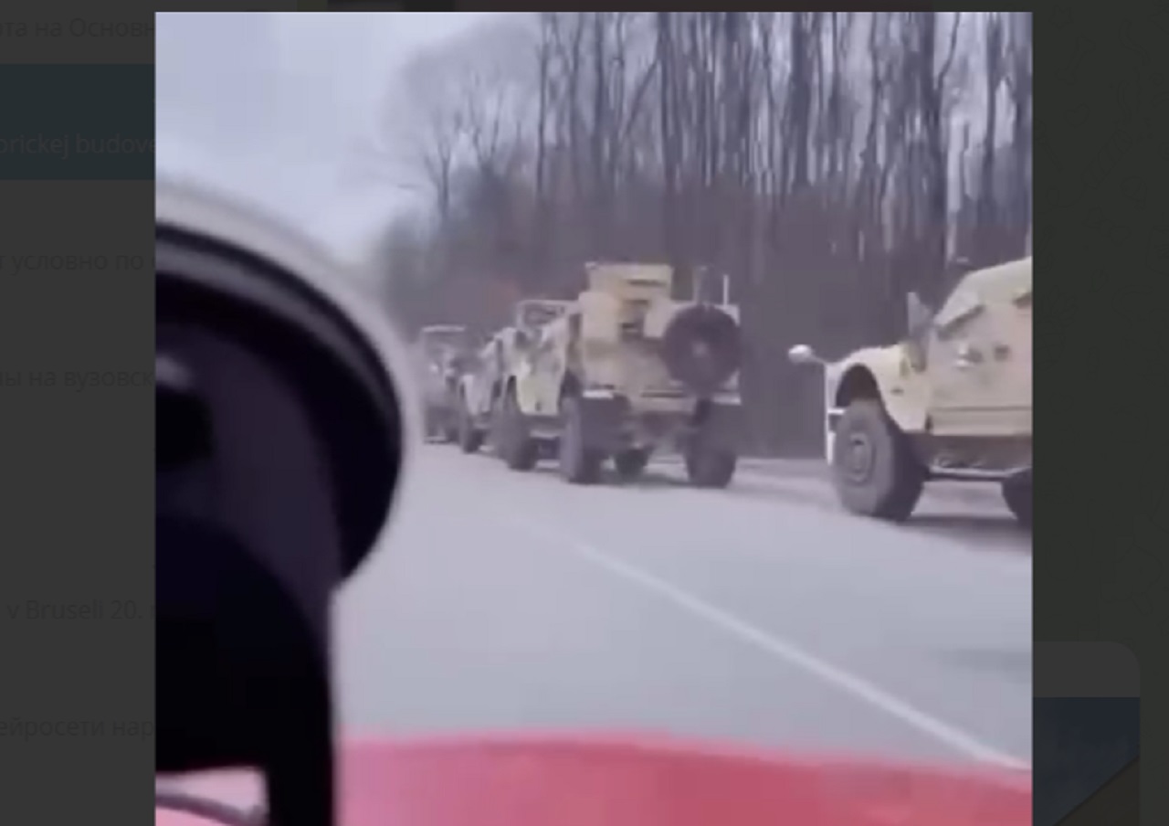 Na internete koluje pozoruhodné video konvoja zahraničných obrnených vozidiel