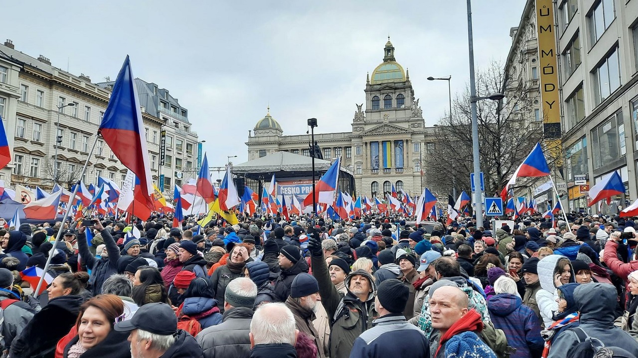 Češi zaplnili Václavské námestie. Prišli tisíce ľudí