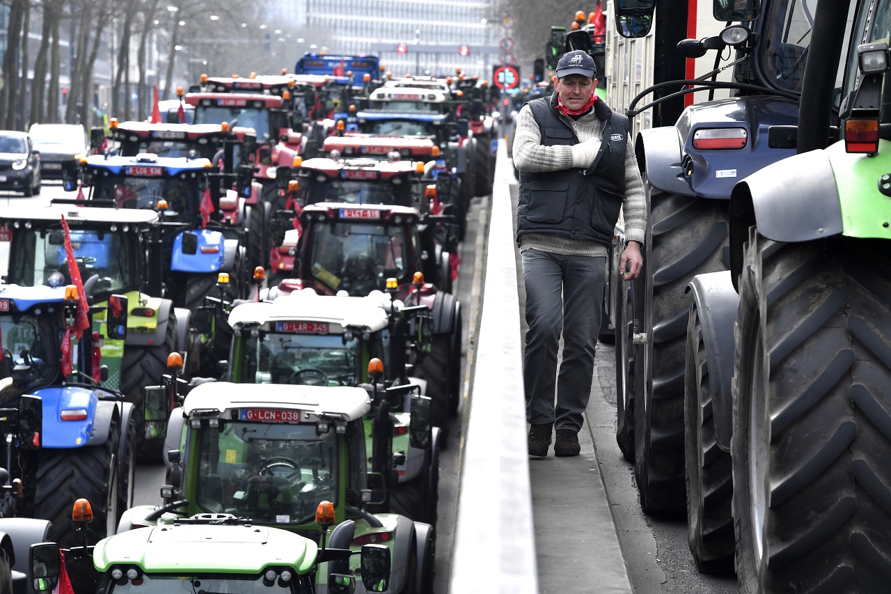 Masívny protest poľnohospodárov narušil dopravu v Bruseli