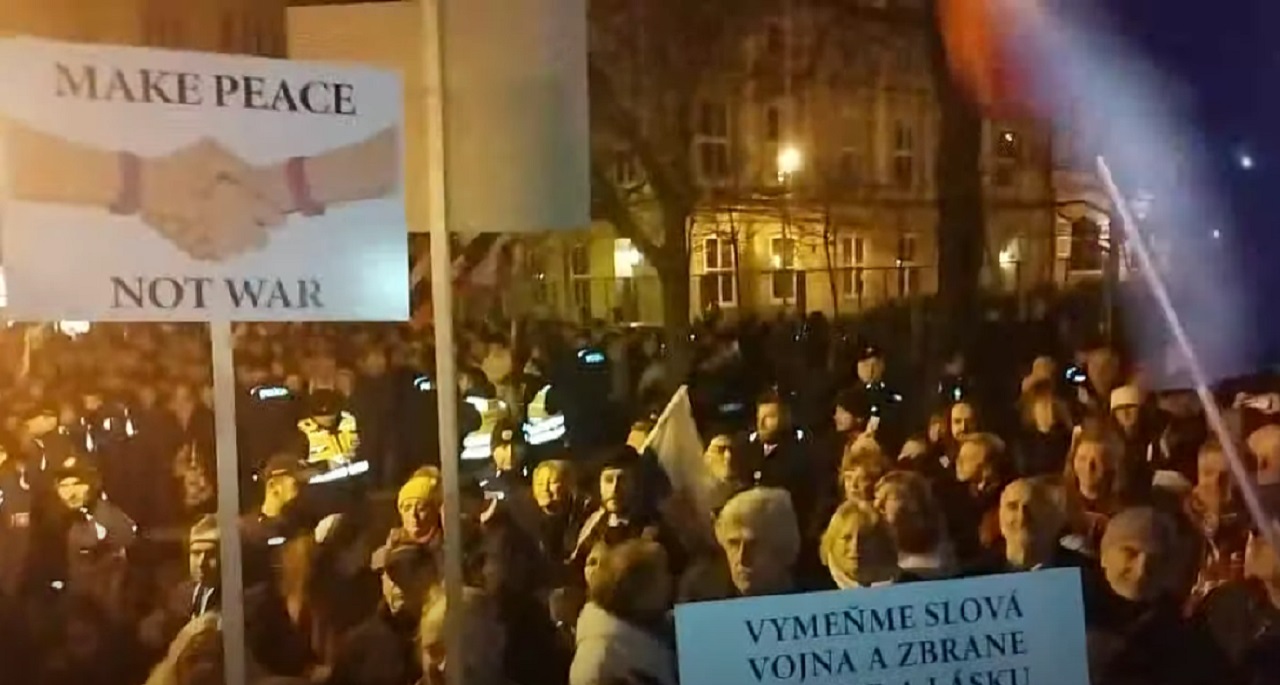 Naživo: Pochod za mier v Bratislave: “Matky” už vyšli do ulíc. Začal aj Žiakov antimíting