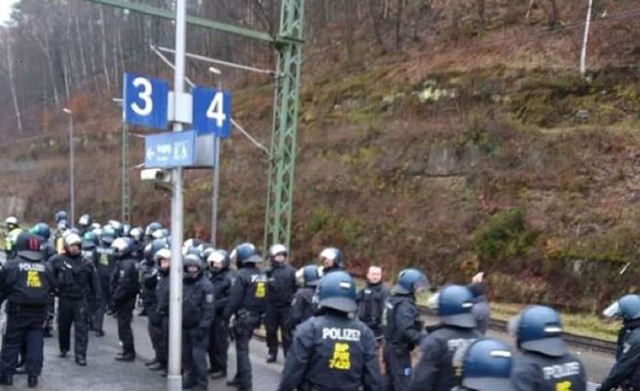 “Boli sme ponížení” – Stovky nemeckých policajtov zastavili maďarských futbalových fanúšikov na hraniciach