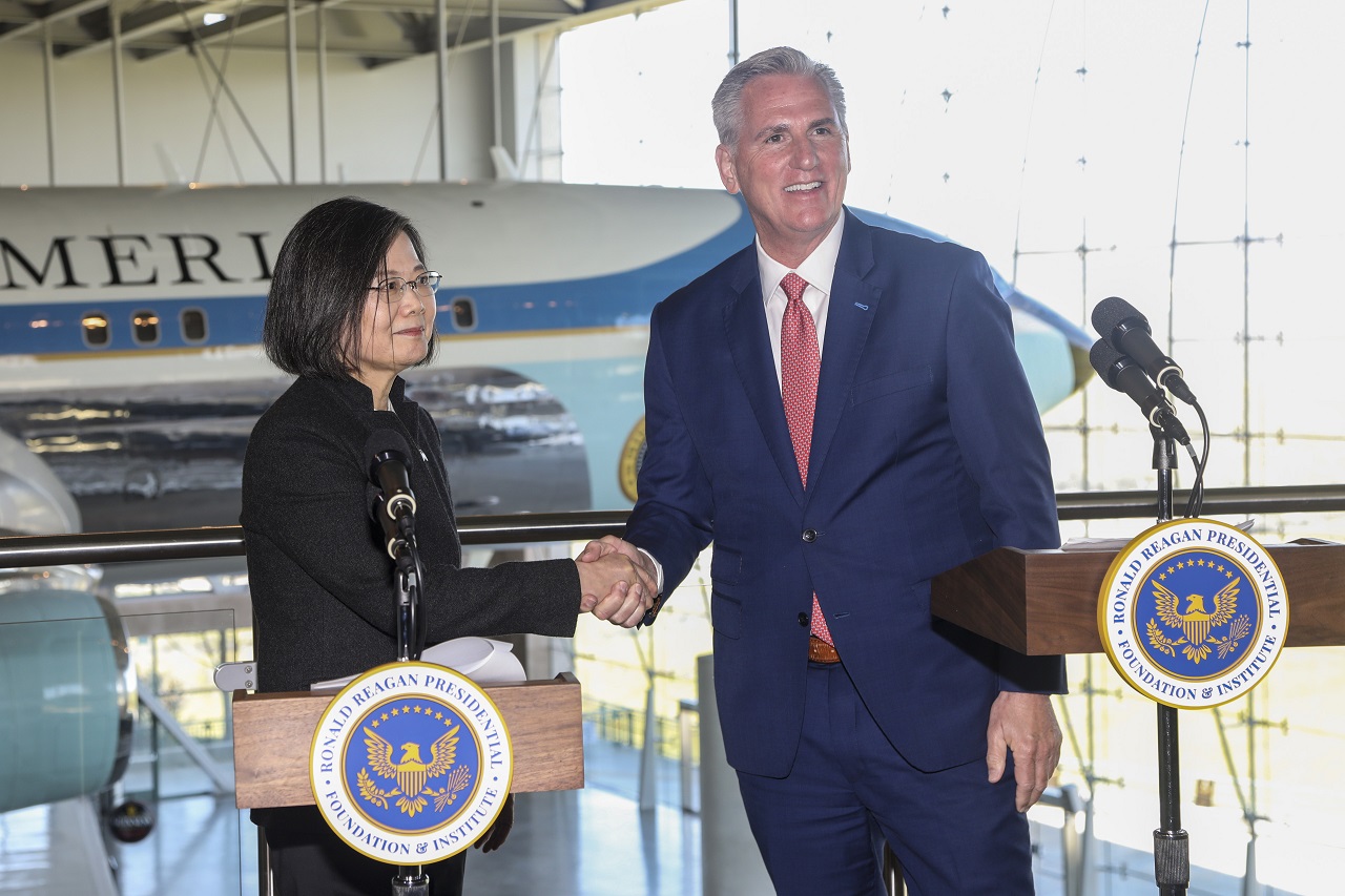 Čína po stretnutí Tsai-McCarthy v USA nasadila vojnové lode v blízkosti Taiwanu