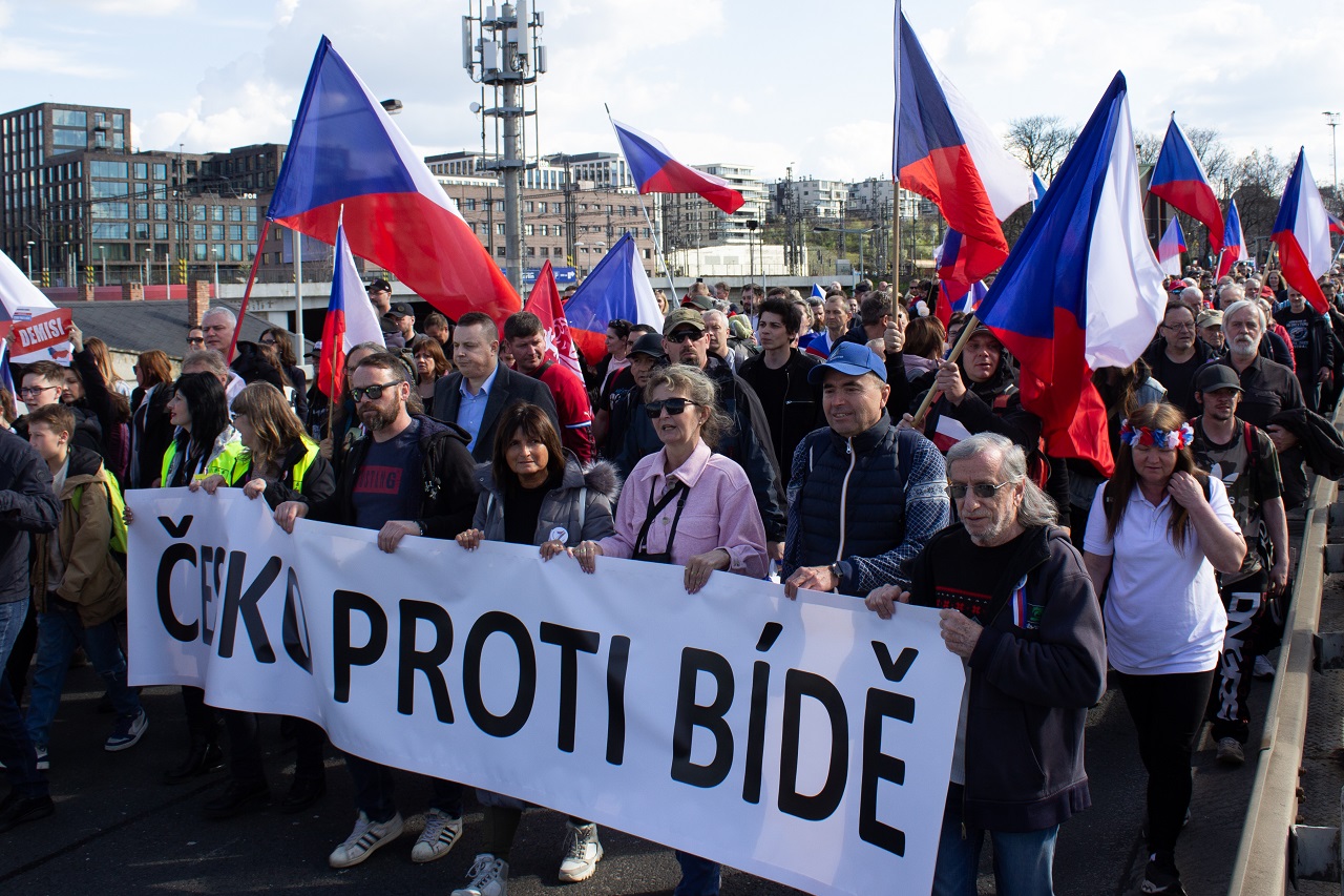 Masívny protest, pri ktorom demonštranti žiadali odstúpenie českej vlády si všímajú aj v zahraničí