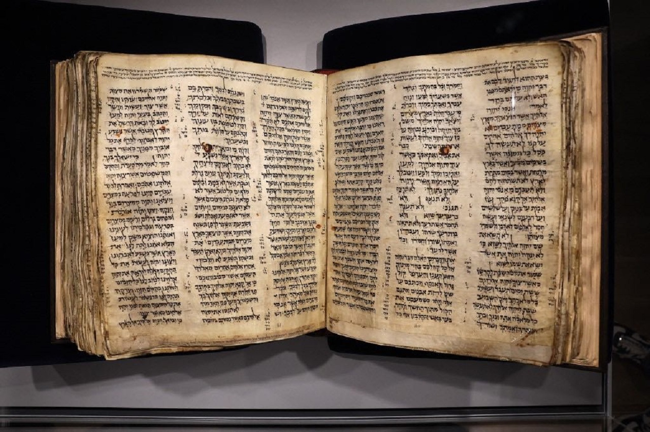 Najstaršiu hebrejskú Bibliu predali na aukcii. Z ceny sa vám zatočí hlava