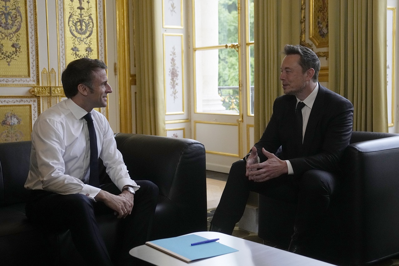 Súboj s USA pokračuje: Macron sa prihovára Muskovi