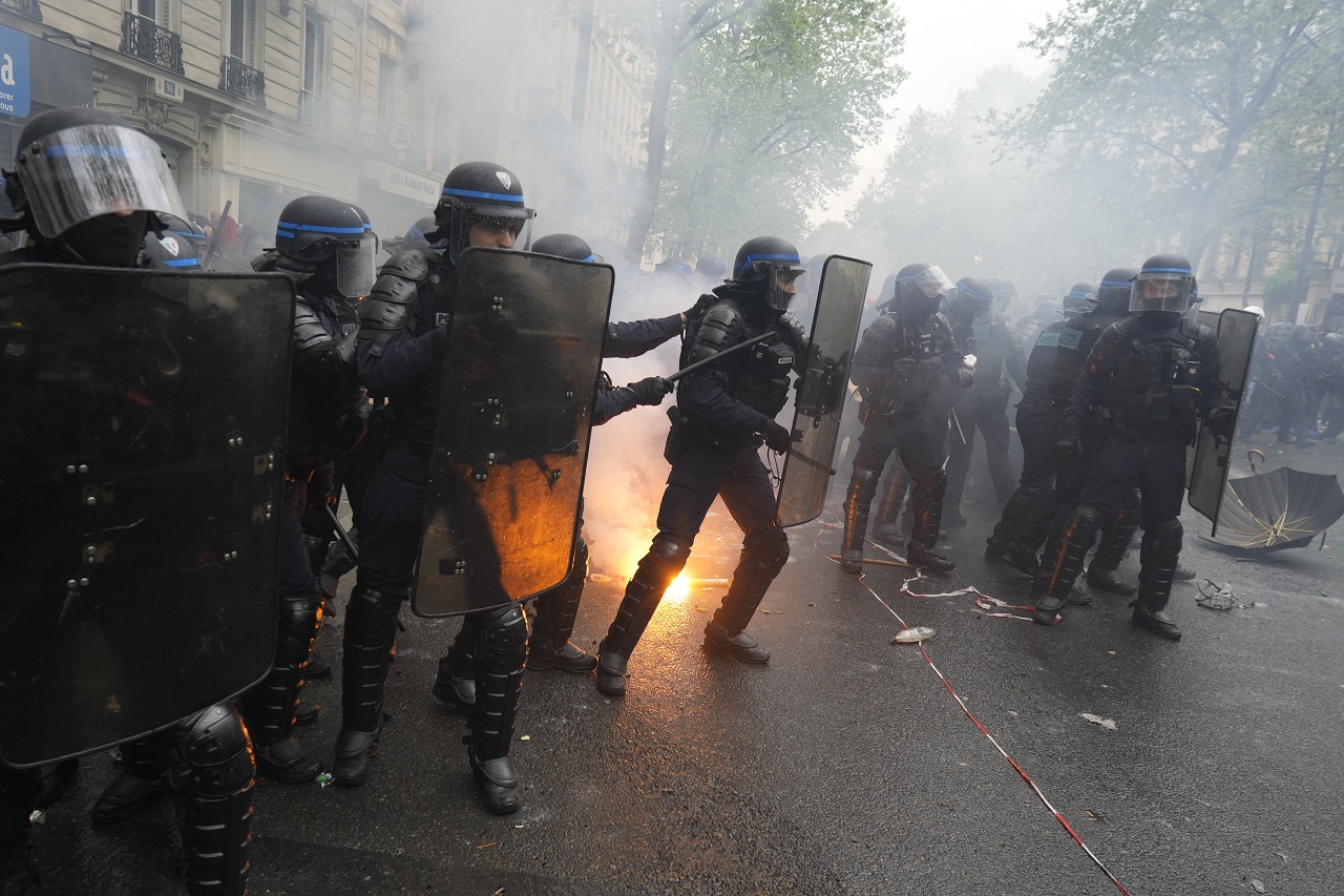 Vo Francúzsku to vrie: Aj na 1. mája pokračujú masívne protesty