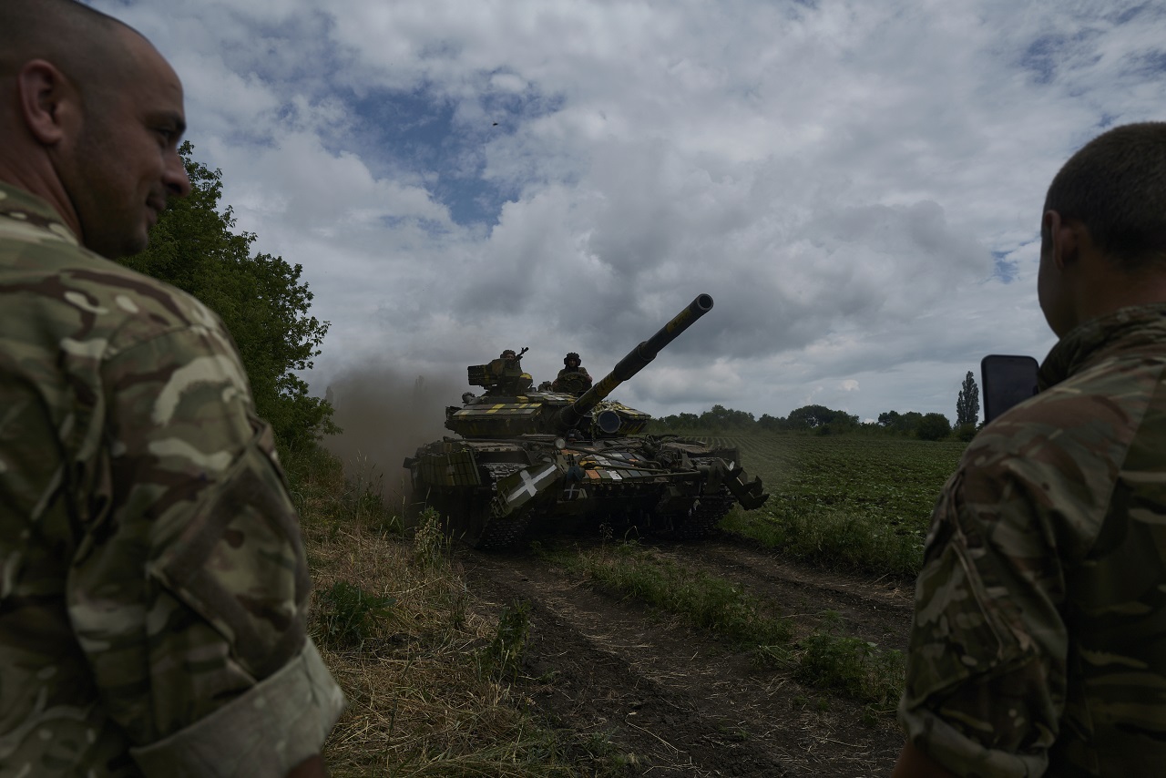 Bojovať s Rusmi je čoraz ťažšie, tvrdí ukrajinský vojak. Američania preto začali konať