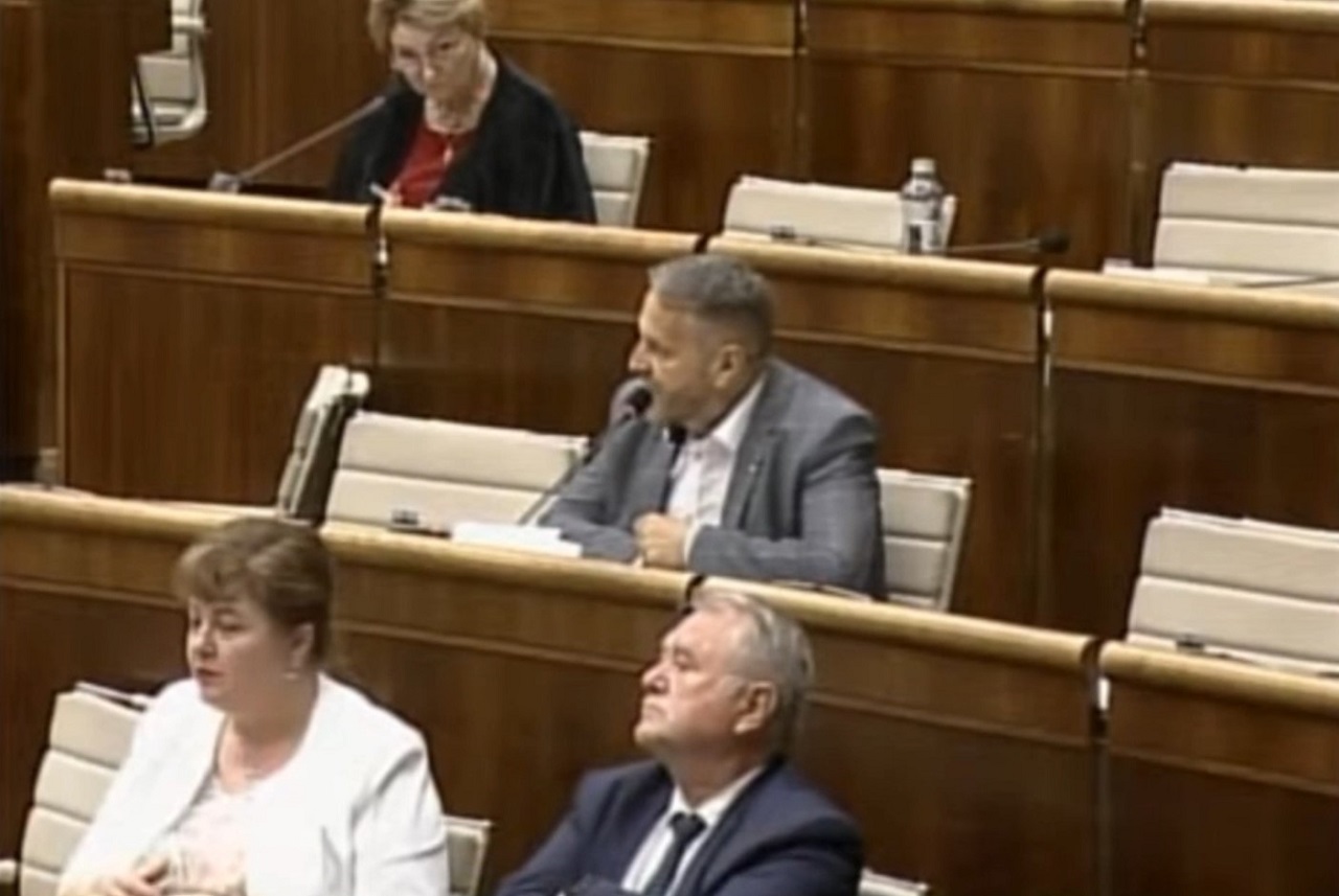 Krik, silné slová a emócie: Kuriak a Cigániková sa v parlamente veľmi pohádali