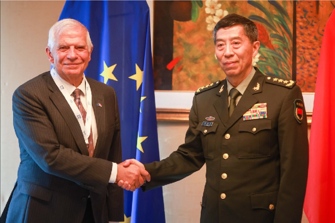 Nový šéf čínskej obrany sa vyhýba USA. Stretáva sa však s Európanmi