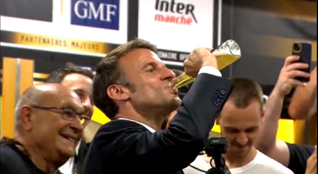 Búrka v pivovej fľaši: Macron v “toxickej maskulinite” po vypití Corony