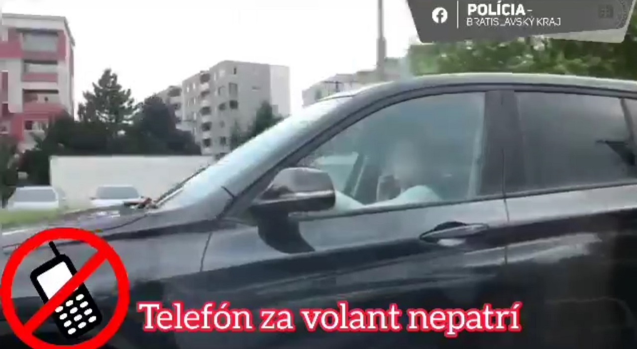 Polícia apeluje na vodičov, aby sa za volantom nevenovali mobilu