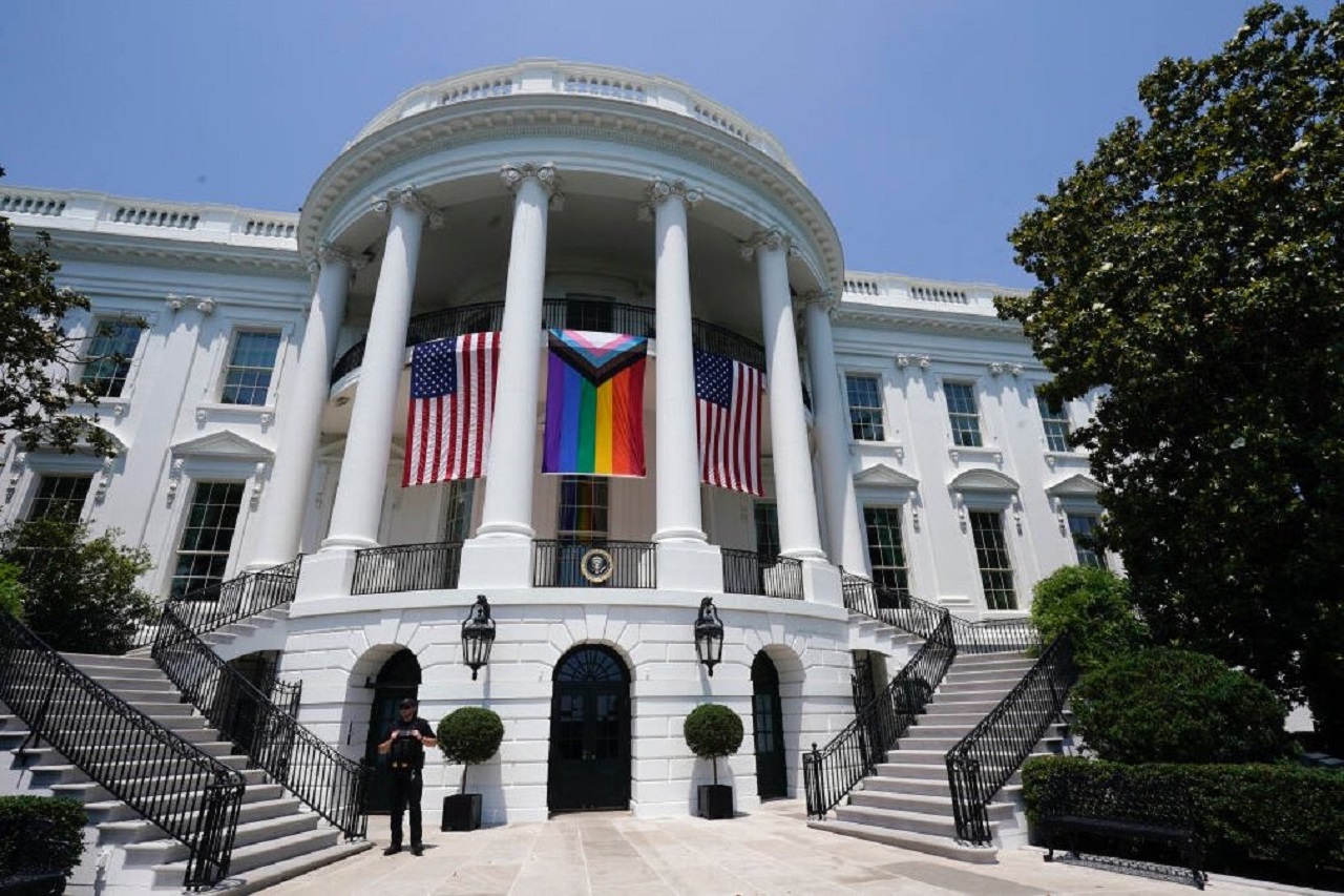 Zákaz vlajok Pride signalizuje silnejúci odpor voči nútenej propagande LGBT