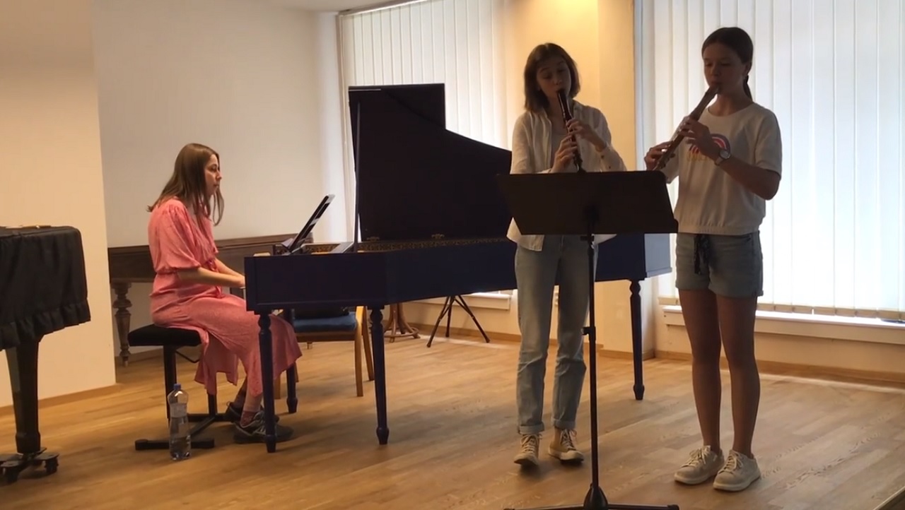 Mladé flautistky K. Valentovičová a A. Marosz vystúpia na koncerte v Žiline