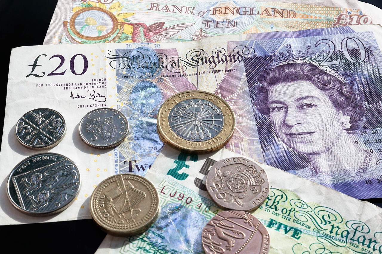 V Anglicku sa bude testovať univerzálny základný príjem