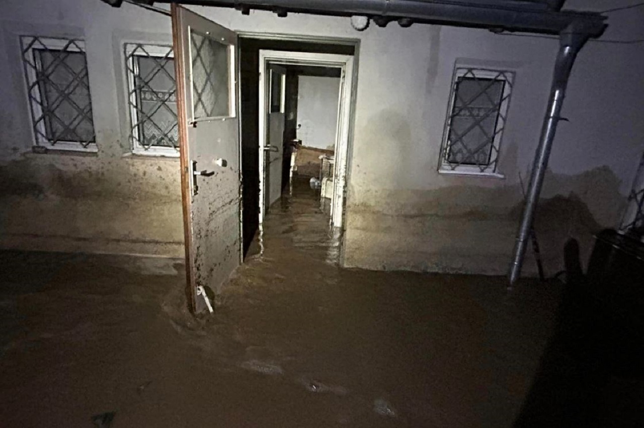 Prívalová vlna zaplavila cesty a dvory domov v obci Zemianske Podhradie