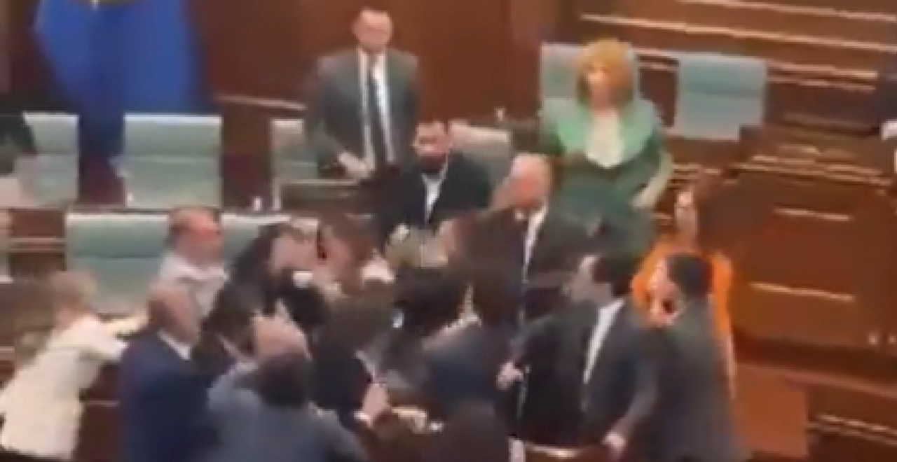 Totálny chaos v parlamente takzvaného Kosova: Poslanci zaútočili na Kurtiho