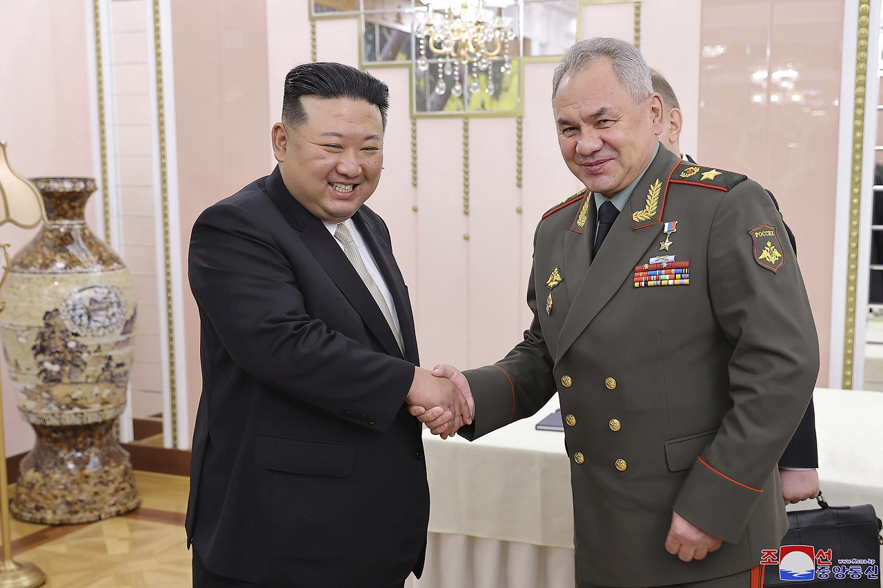 Ruský minister obrany v Severnej Kórei. O čo išlo?