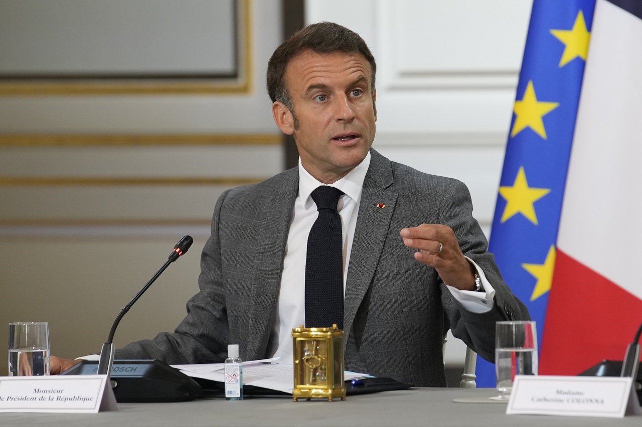 Macron hovorí o možných referendách, lídri strán sú naďalej rozdelení