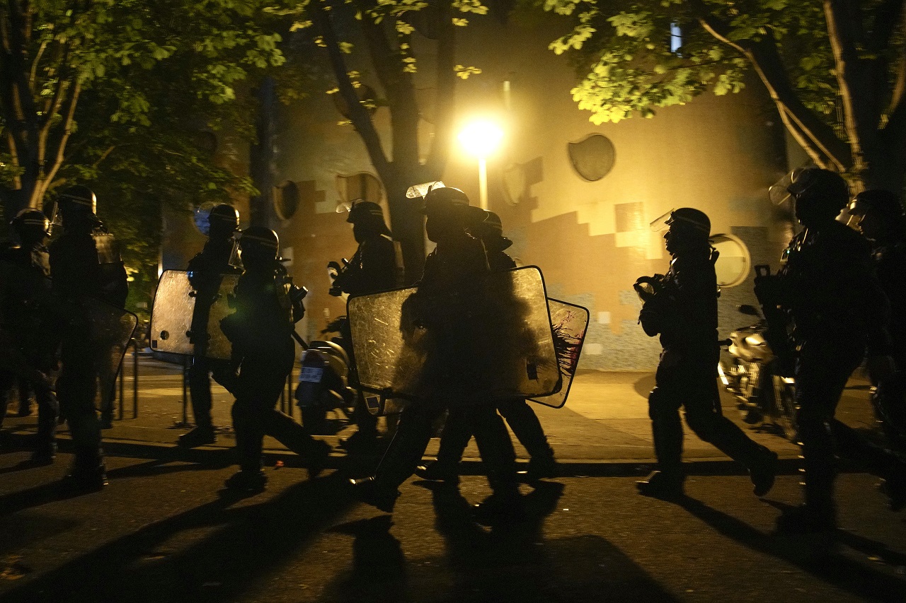 Francúzske nepokoje pokračujú: Násilností: vypálené školy, smrť hasiča a nasadenie obrnených vozidiel