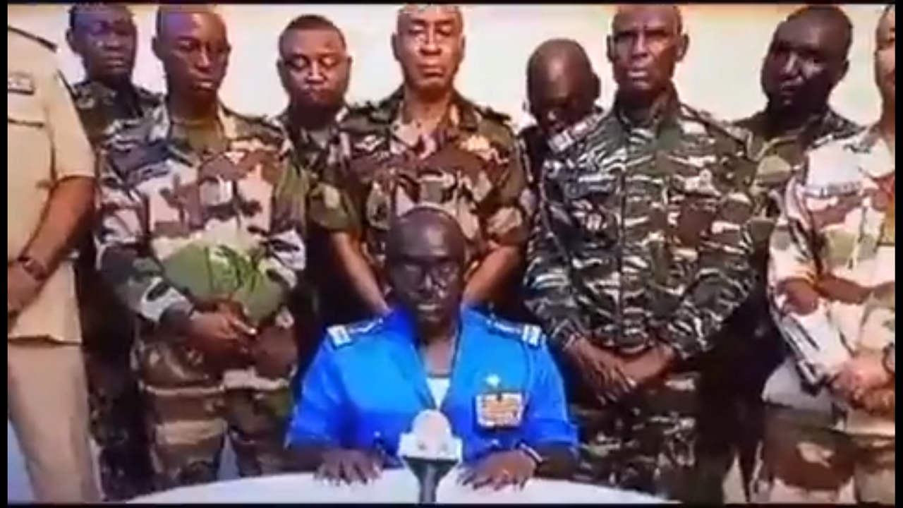 Nigerskí vojaci zvrhli vládu prezidenta Mohameda Bazouma, ktorý je spojencom Západu
