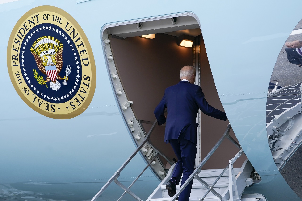 Joe Biden radšej používa kratšie schody na nástup do Air Force One