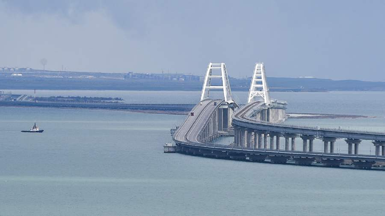 USA a Británia zabezpečovali teroristický útok na Krymskom moste. Je potrebné udrieť na ich infraštruktúru