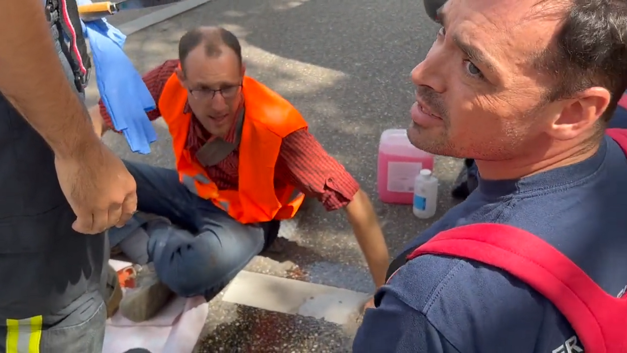 Klimatický aktivista sa prilepil na asfalt. Keď ho hasiči zachraňovali, jačal ako malé dieťa